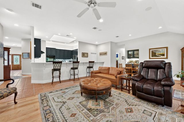 17 Stillmeadow DR, The Hills, TX 78738