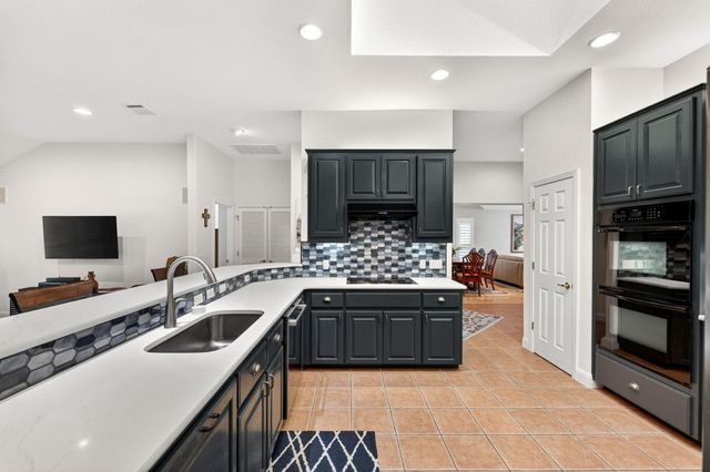 17 Stillmeadow DR, The Hills, TX 78738