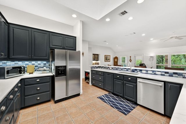 17 Stillmeadow DR, The Hills, TX 78738