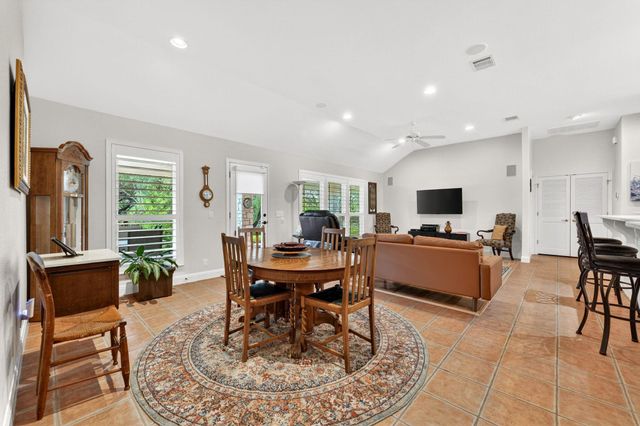 17 Stillmeadow DR, The Hills, TX 78738