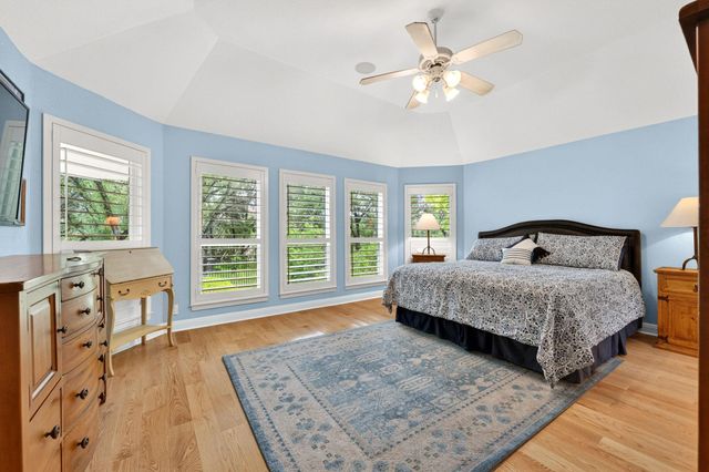 17 Stillmeadow DR, The Hills, TX 78738