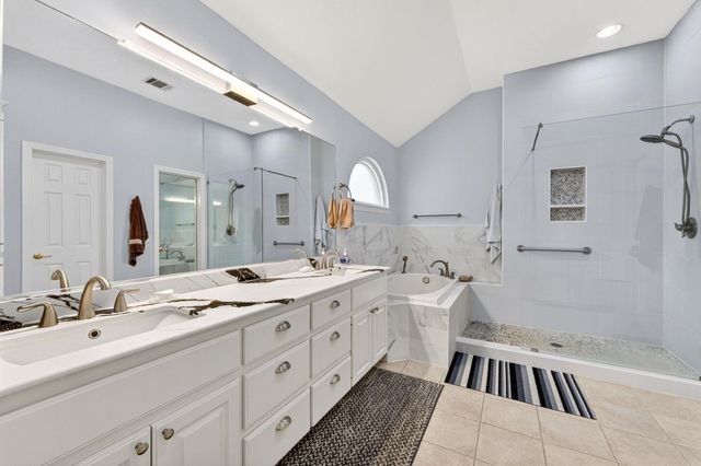 17 Stillmeadow DR, The Hills, TX 78738