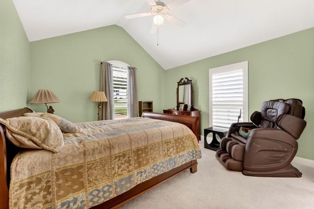 17 Stillmeadow DR, The Hills, TX 78738