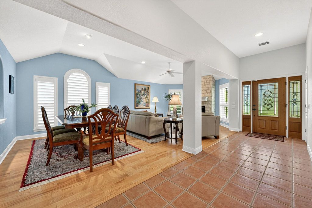 17 Stillmeadow DR, The Hills, TX 78738