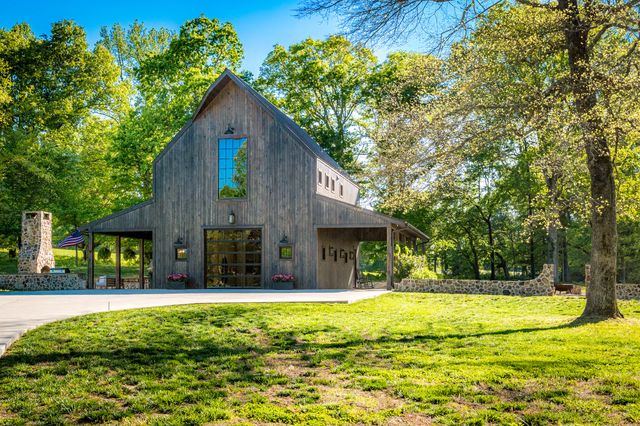 795 Tucker Rd, Dickson, TN 37055