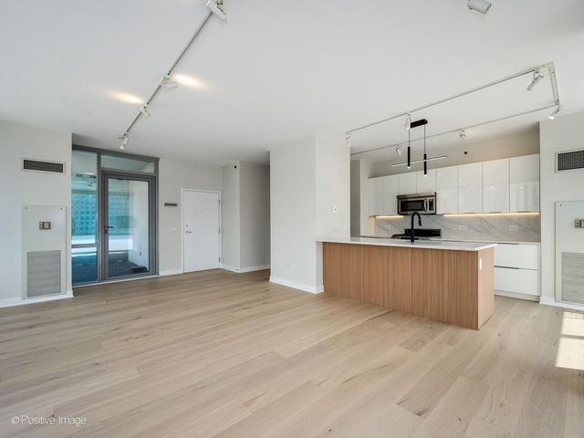 8 E RANDOLPH Street 2105, Chicago, IL 60601