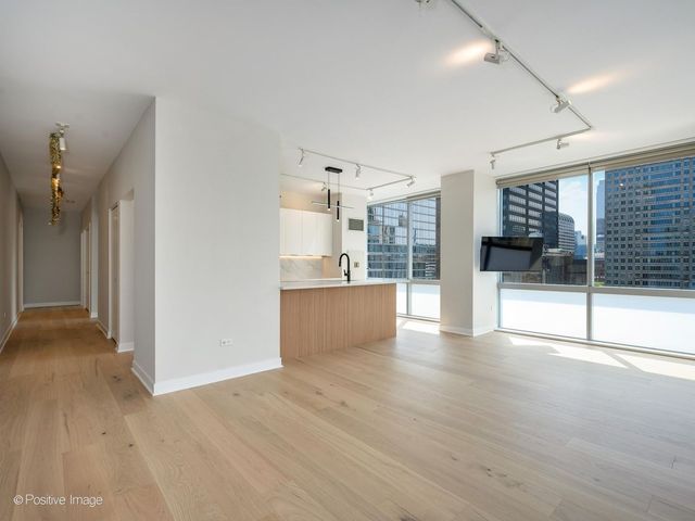 8 E RANDOLPH Street 2105, Chicago, IL 60601