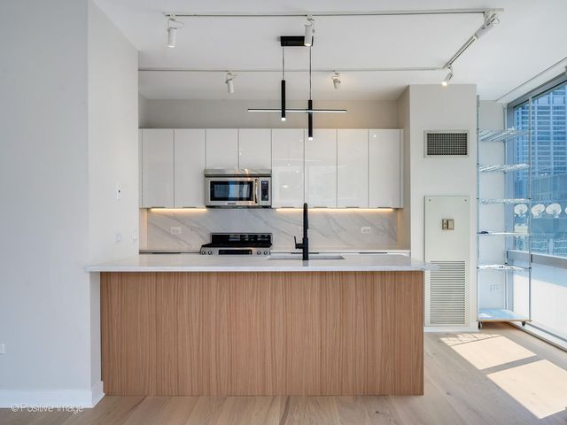 8 E RANDOLPH Street 2105, Chicago, IL 60601