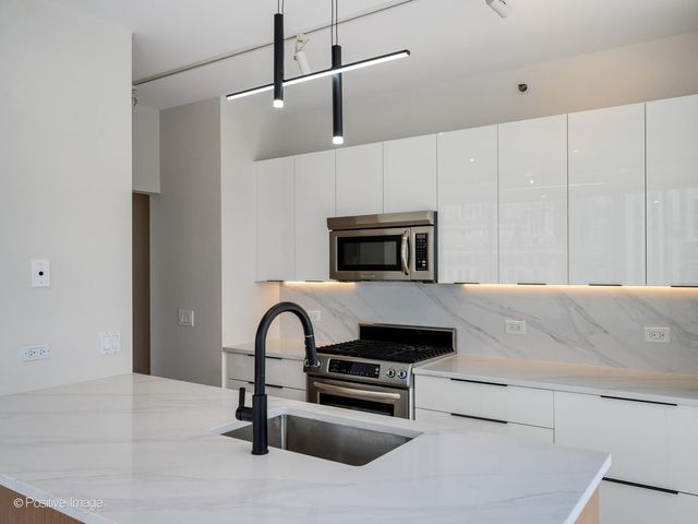 8 E RANDOLPH Street 2105, Chicago, IL 60601
