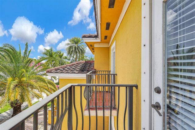15664 SW 12th Ter, Miami, FL 33194