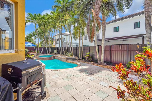 15664 SW 12th Ter, Miami, FL 33194