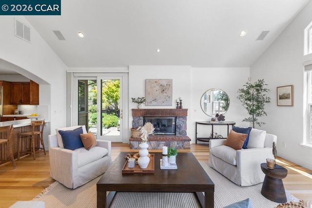 20 Monte Crest Ct, Walnut Creek, CA 94595