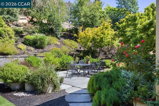 20 Monte Crest Ct, Walnut Creek, CA 94595