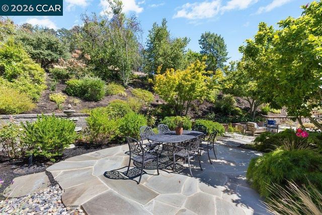 20 Monte Crest Ct, Walnut Creek, CA 94595
