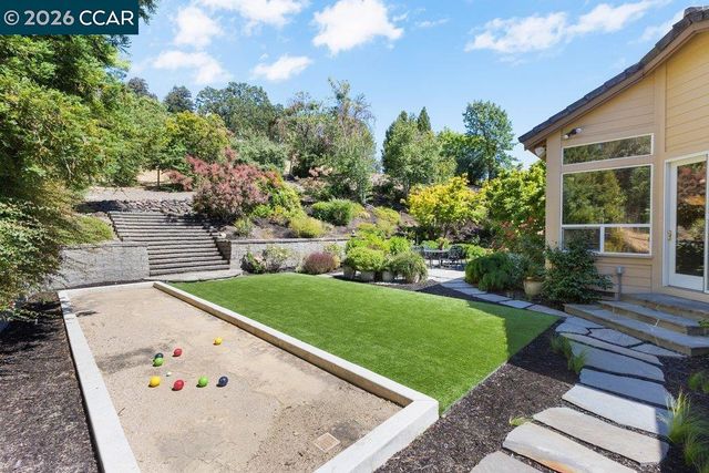 20 Monte Crest Ct, Walnut Creek, CA 94595