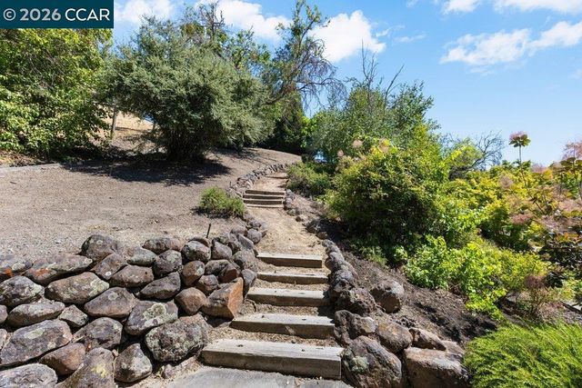 20 Monte Crest Ct, Walnut Creek, CA 94595