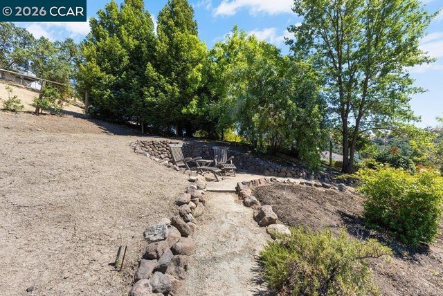 20 Monte Crest Ct, Walnut Creek, CA 94595