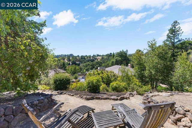 20 Monte Crest Ct, Walnut Creek, CA 94595