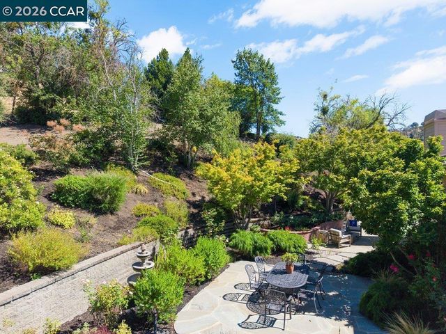 20 Monte Crest Ct, Walnut Creek, CA 94595