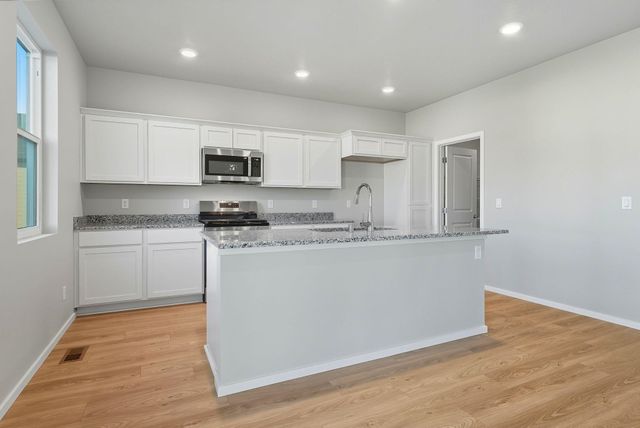 718 E 4th St, Deer Park, WA 99006