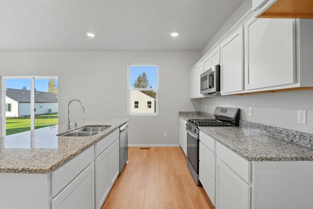 718 E 4th St, Deer Park, WA 99006