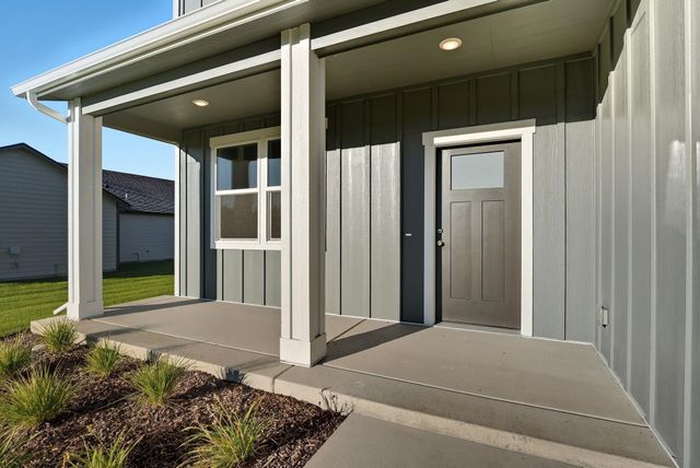 718 E 4th St, Deer Park, WA 99006