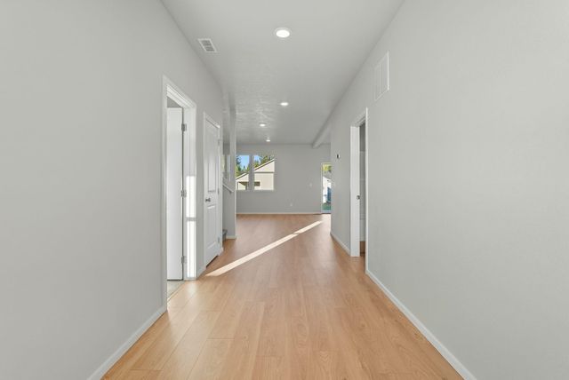 718 E 4th St, Deer Park, WA 99006