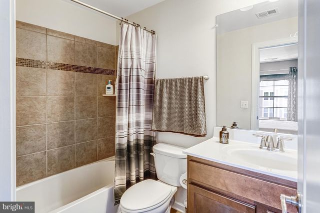 8173 FALLS GROVE DR, Manassas, VA 20111