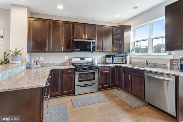 8173 FALLS GROVE DR, Manassas, VA 20111