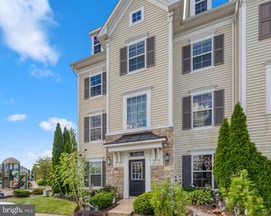 8173 FALLS GROVE DR, Manassas, VA 20111