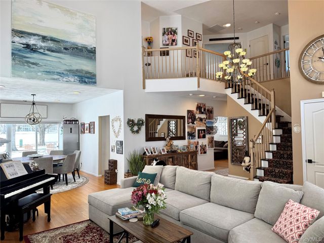 186 Windwatch Drive, Hauppauge, NY 11788