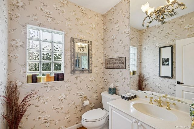 186 Windwatch Drive, Hauppauge, NY 11788