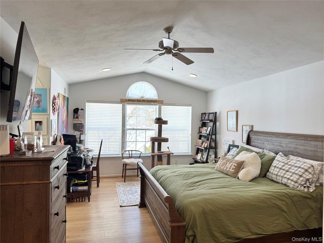 186 Windwatch Drive, Hauppauge, NY 11788