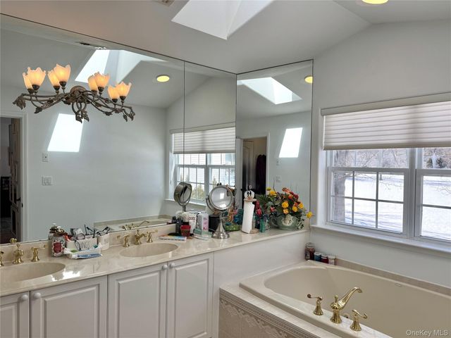 186 Windwatch Drive, Hauppauge, NY 11788