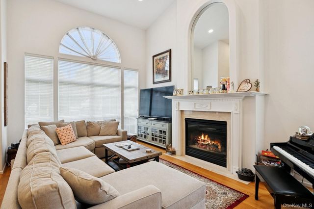 186 Windwatch Drive, Hauppauge, NY 11788