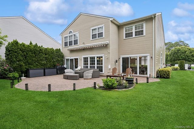 186 Windwatch Drive, Hauppauge, NY 11788