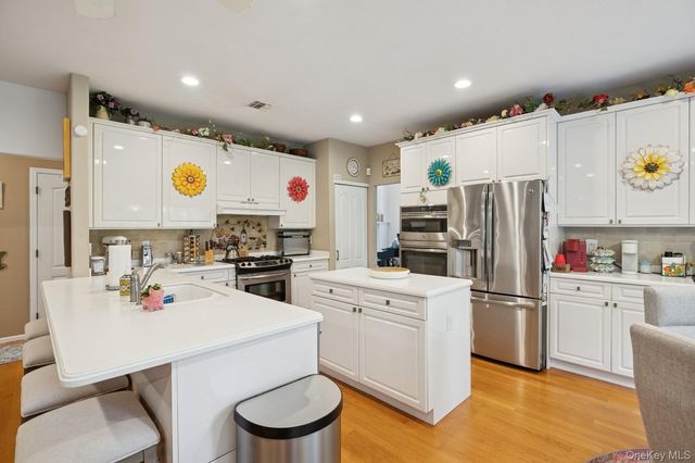 186 Windwatch Drive, Hauppauge, NY 11788