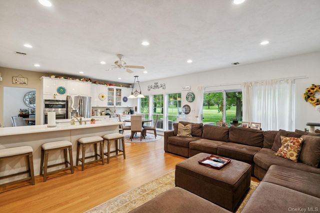 186 Windwatch Drive, Hauppauge, NY 11788