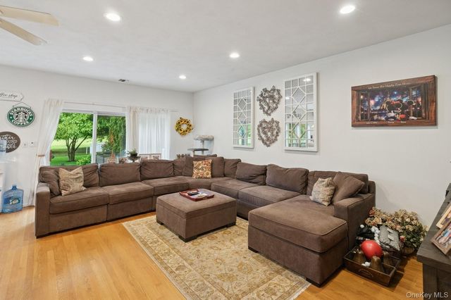 186 Windwatch Drive, Hauppauge, NY 11788