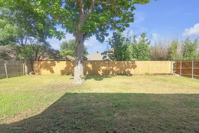 7409 Meadow Creek Drive, Fort Worth, TX 76133