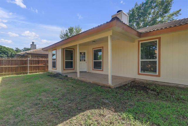7409 Meadow Creek Drive, Fort Worth, TX 76133
