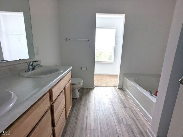 1571 N Creekwater Pass, Greenfield, IN 46140