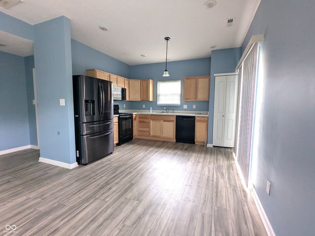 1571 N Creekwater Pass, Greenfield, IN 46140