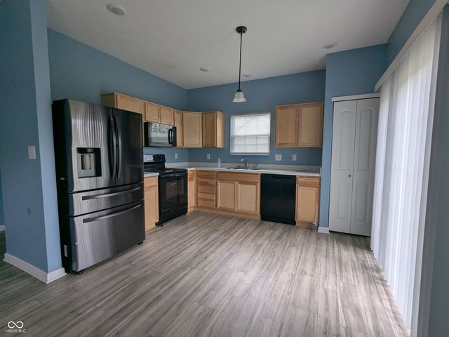 1571 N Creekwater Pass, Greenfield, IN 46140