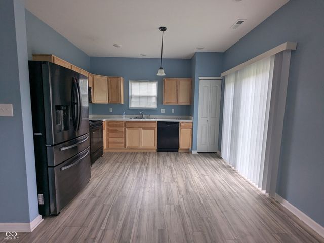1571 N Creekwater Pass, Greenfield, IN 46140