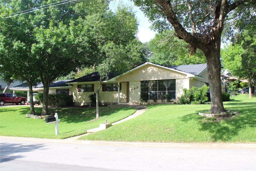 282 Rockford Road, Woodway, TX 76712