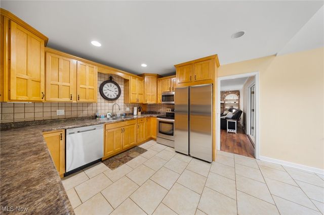 1141 Las Olas Boulevard NW, North Canton, OH 44720