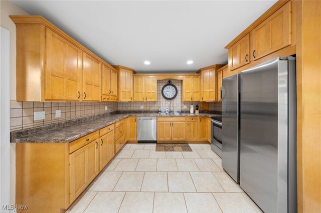 1141 Las Olas Boulevard NW, North Canton, OH 44720