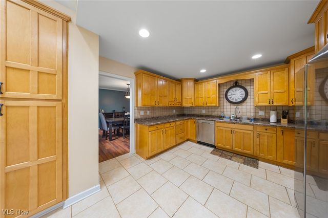 1141 Las Olas Boulevard NW, North Canton, OH 44720