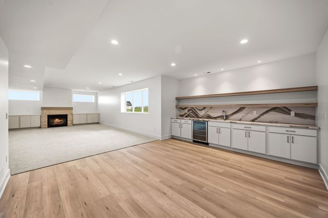 17212 Springbrook Trail, Urbandale, IA 50263